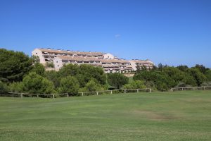 Frontline Golf Living: Spacious 2 Bedroom Apartment with Balcony and Scenic Views